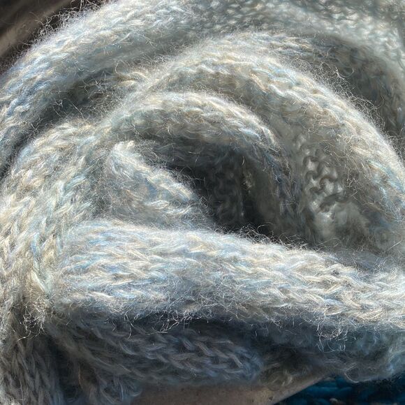 HAND CRAFTED Cashmere silk 104” luxury thin knit lightweight scarf Ombré blue - Picture 8 of 9